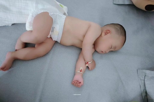 晋江宝宝睡觉爱翻身